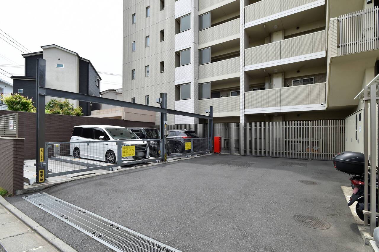 【駐車場】防犯面に配慮された、機械式の駐車場が備わっています。空き状況や利用料など詳細に関しては、お問い合わせくださいませ。