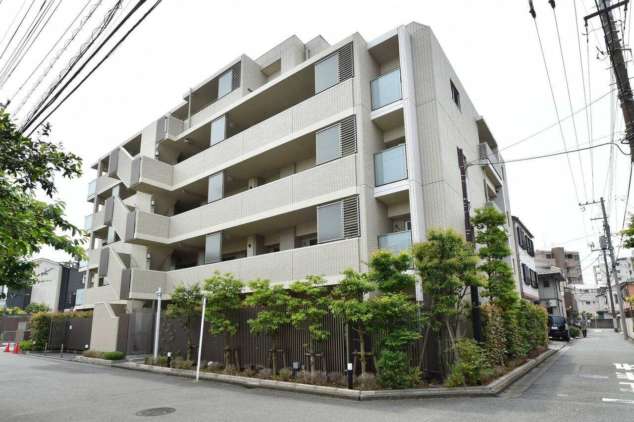 【現地外観写真】地上7階建の3階部分に位置しています。LDKと約5.0帖の洋室が南西向きバルコニーに面しており、陽当たり＆通風良好です。