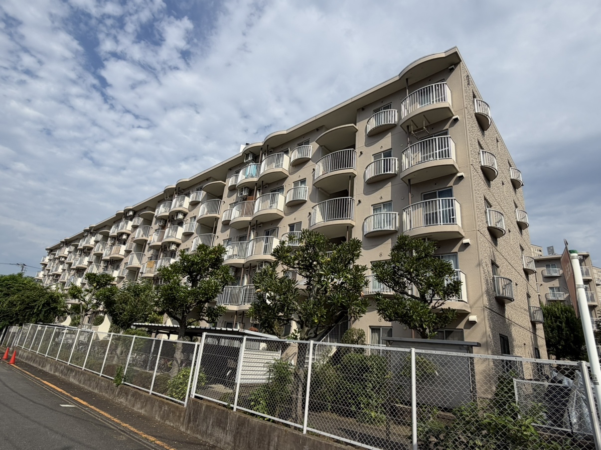 【ハイム川崎1号棟】RC造5階建てマンション、2階部分 の住戸です。JR東海道本線「川崎」駅まで徒歩16分。「河原町団地前」バス停まで徒歩3分と、バスを使って駅までアクセスすることも可能です。