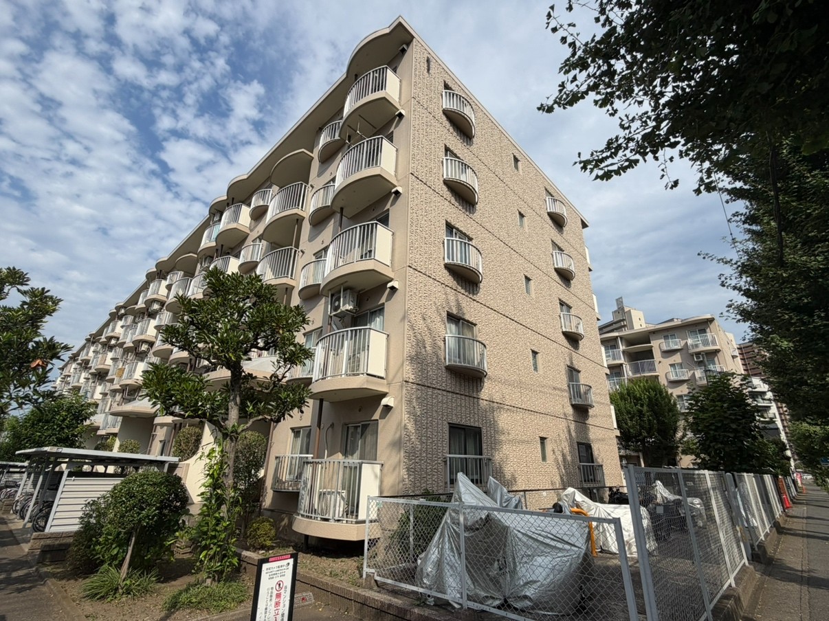 【現地外観】2026年12月、内装リフォーム完了予定です。浴室換気乾燥機、食器洗乾燥機、浄水機能付き水栓など、魅力的な設備が搭載されています。