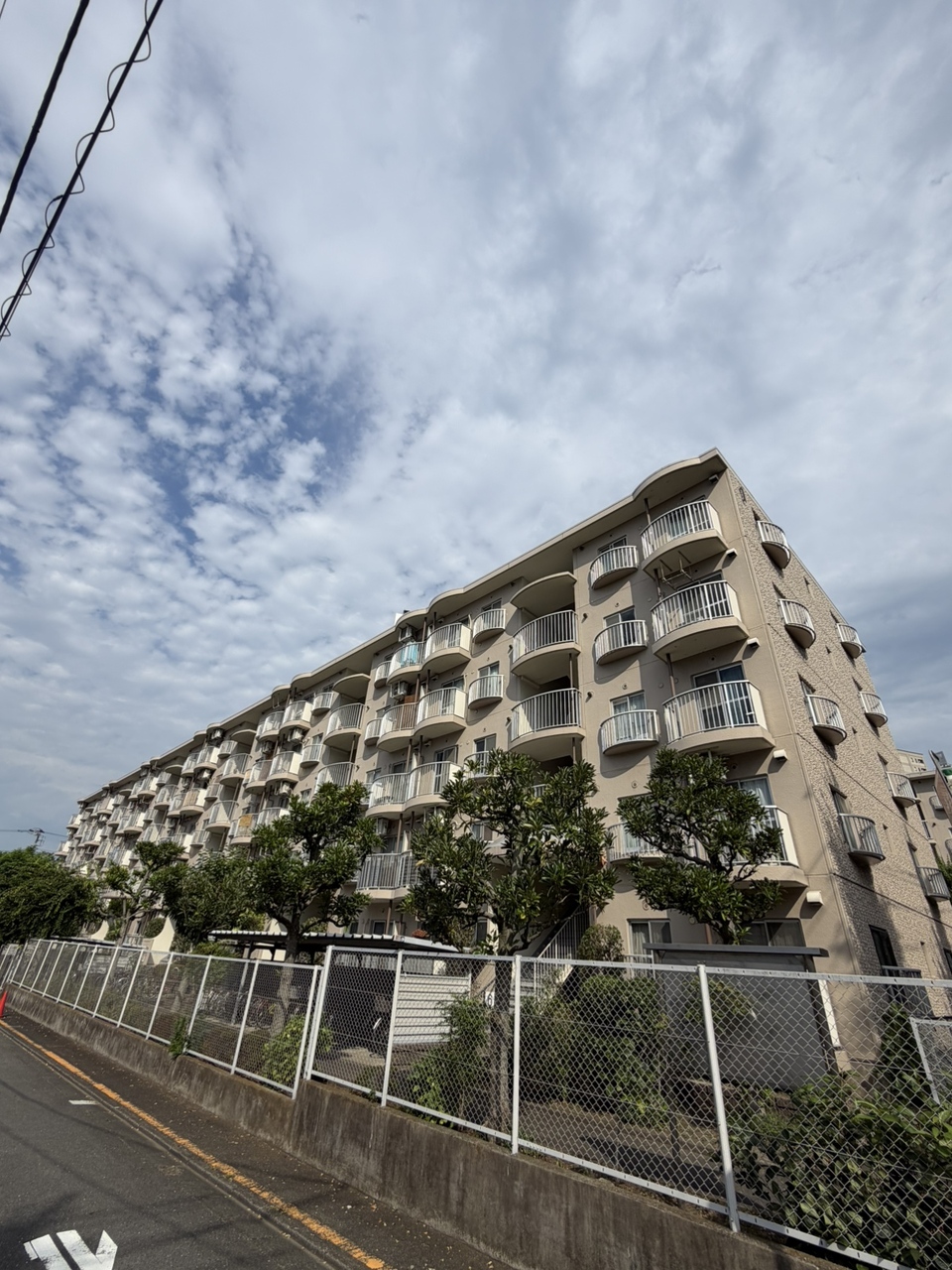 【現地外観】総戸数45戸のマンションです。敷地内に駐車場・バイク置場・駐輪場が設けられています。最新の空き状況や使用料は、お気軽にお問合せください。