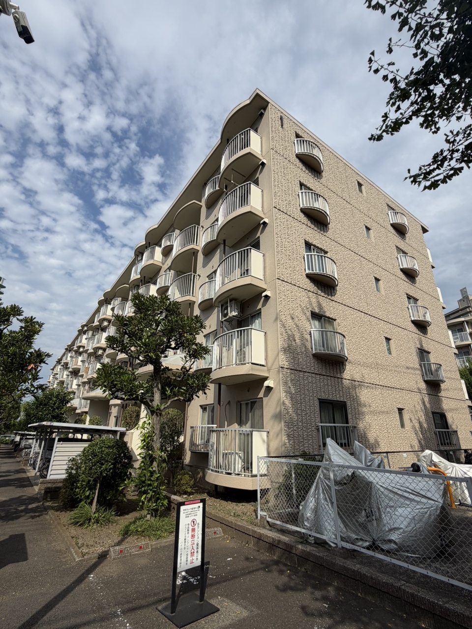 【現地外観】小・中学校まで徒歩7分圏内の立地は、子育て世帯にもおすすめ。コンビニ・スーパーが徒歩5分圏内に揃うので、日々のお買い物にも便利です。