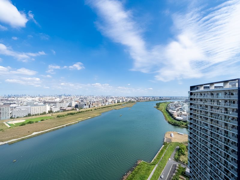 ＜バルコニーからの眺望＞多摩川を望むリバービュー住戸です。