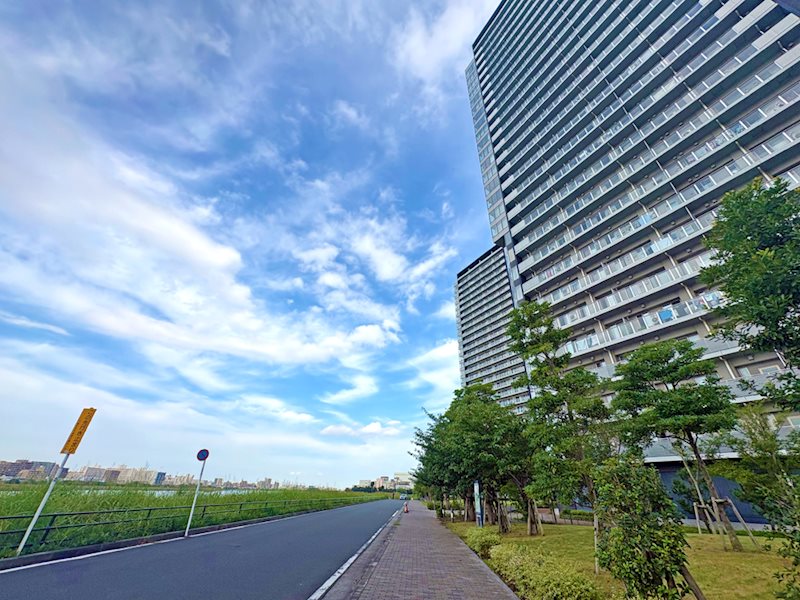 ＜外観写真＞地震力を軽減する「デュアルフレームシステム制振構造」を採用したタワーマンションです・・・