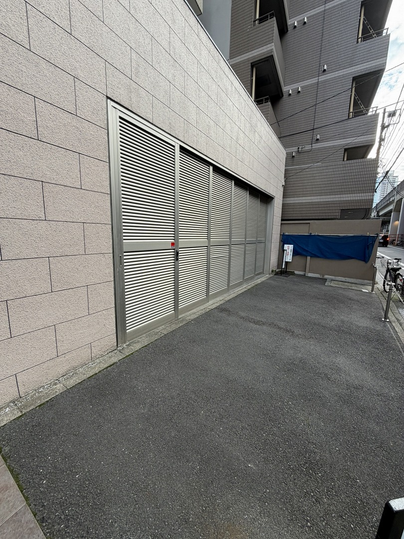 【ゴミ置き場】マンションの敷地内に設けられているので、遠くまでゴミを捨てに出かける必要がありません。扉が設置されているため、カラスなどにゴミを荒らされるのを防いでくれます。