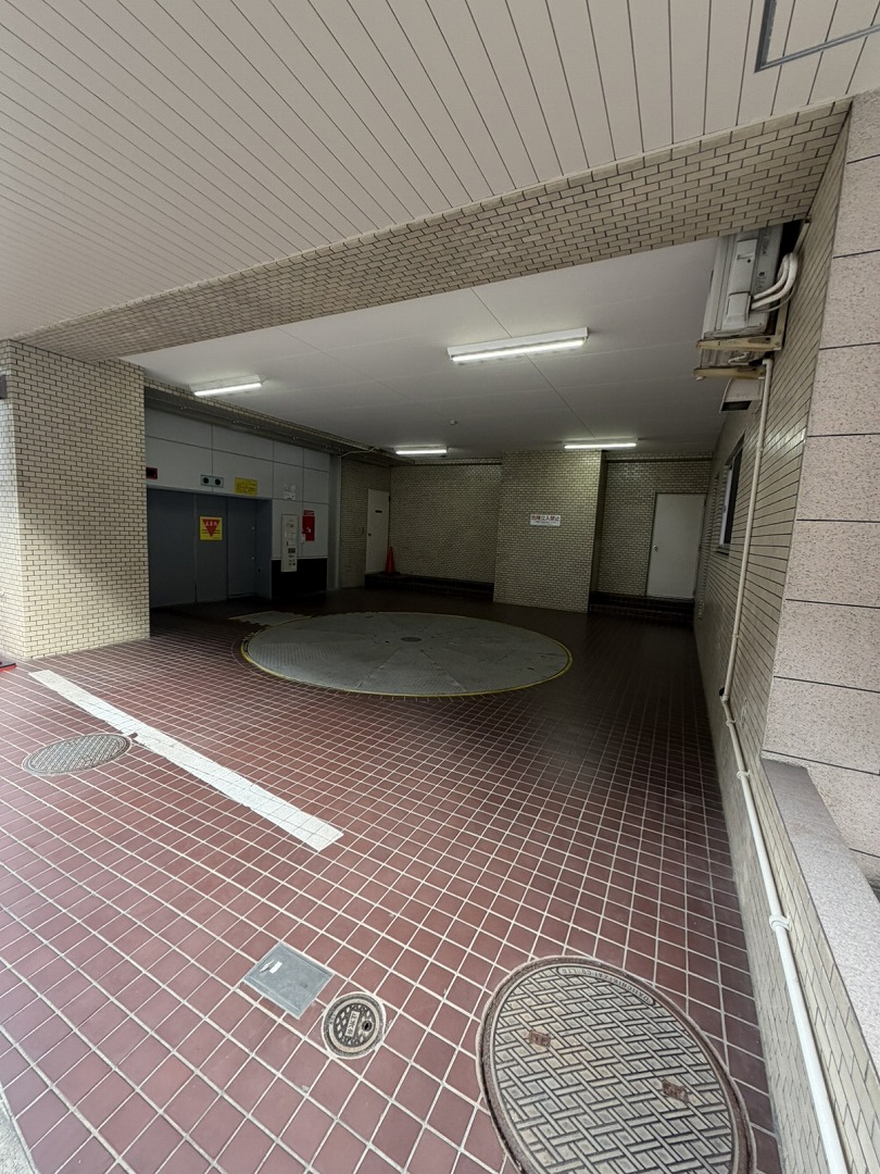 【駐車場】マンション敷地内に設けられた、屋内型駐車場の様子です。空き状況や利用料などの詳細に関しては、お問い合わせくださいませ。