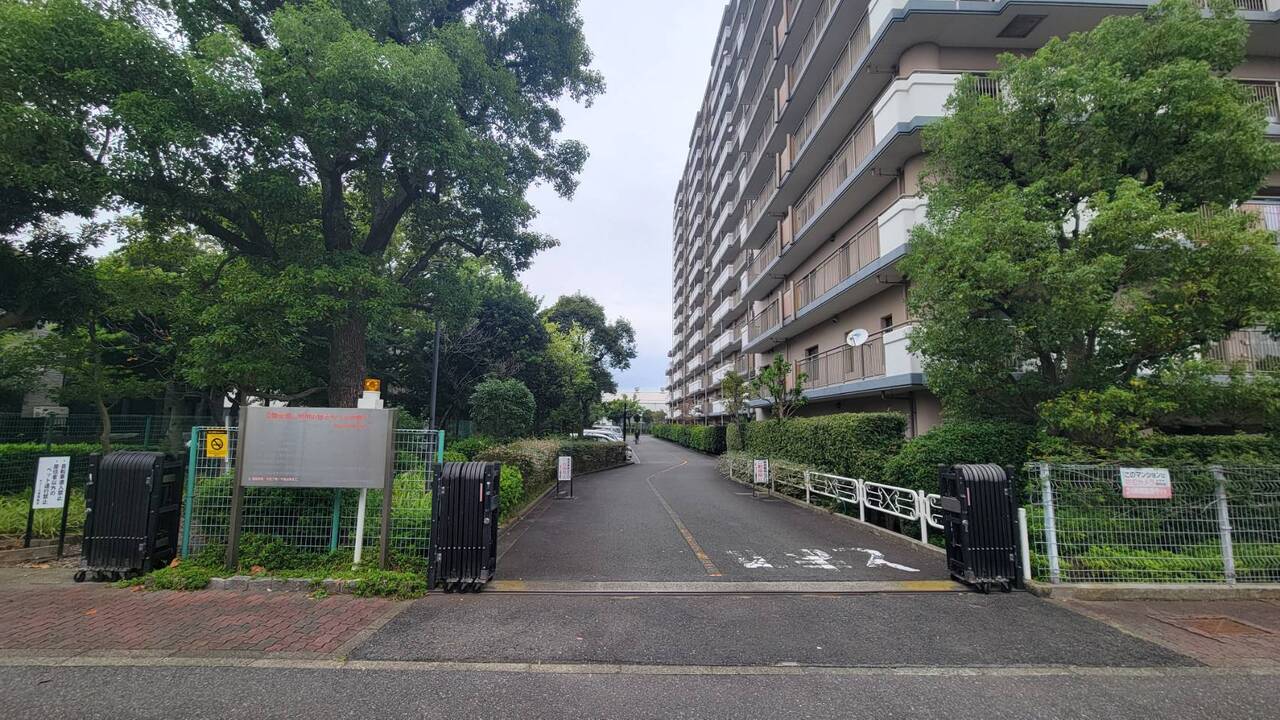 【現地外観】洗面所には、Panasonic製・幅1690mmのワイド洗面化粧台が設置されています。ダブルボウルが採用されているため、朝の混み合う時間帯なども2人同時に使用できます。