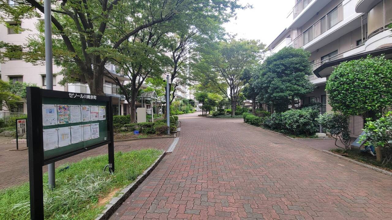 【現地外観】マンション敷地内には、駐車場が設置されています。駐車可能なサイズ・最新の空き状況など、詳細についてはお気軽にお問い合わせください。