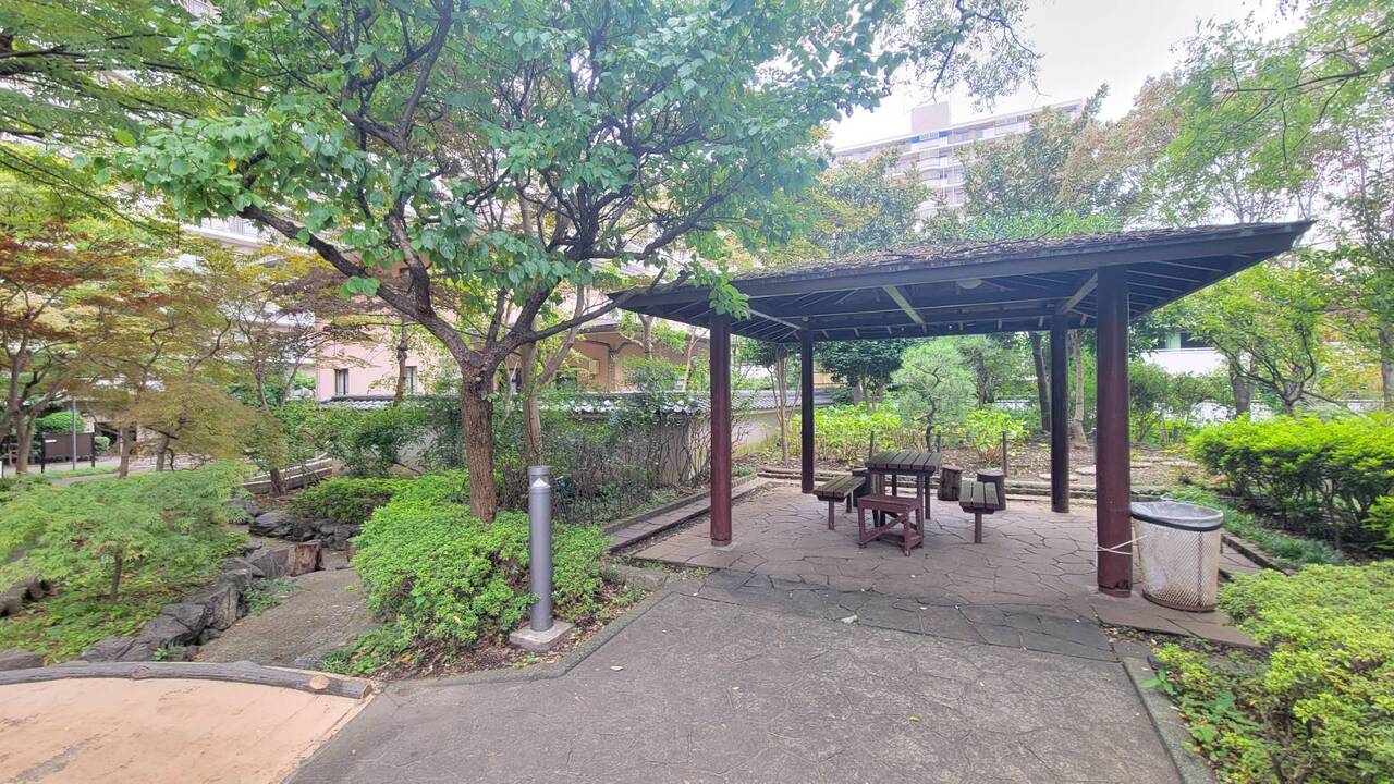 【その他現地】幼稚園・保育園まで徒歩8分の距離にあります。お子様と道端のお花を見つけたり空を見上げたり、登園時間を楽しく過ごせる距離です。