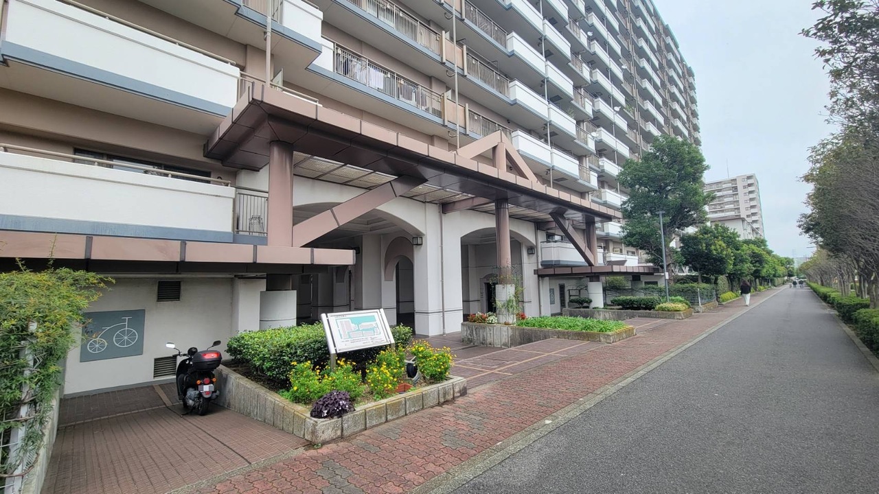 【現地外観】浴室はLIXIL製。ゆとりある1418サイズなので、ゆっくりとバスタイムを楽しむことができそうです。浴室換気乾燥暖房機付きで、雨の日や深夜も洗濯物を干せます。