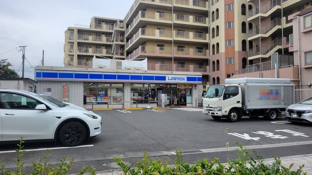 【ローソン川崎小田二丁目店】徒歩6分。24時間営業の店舗です。ATMコーナーあり。気軽に立ち寄れる距離にありますので、買い忘れがあったときにも便利に利用できます。