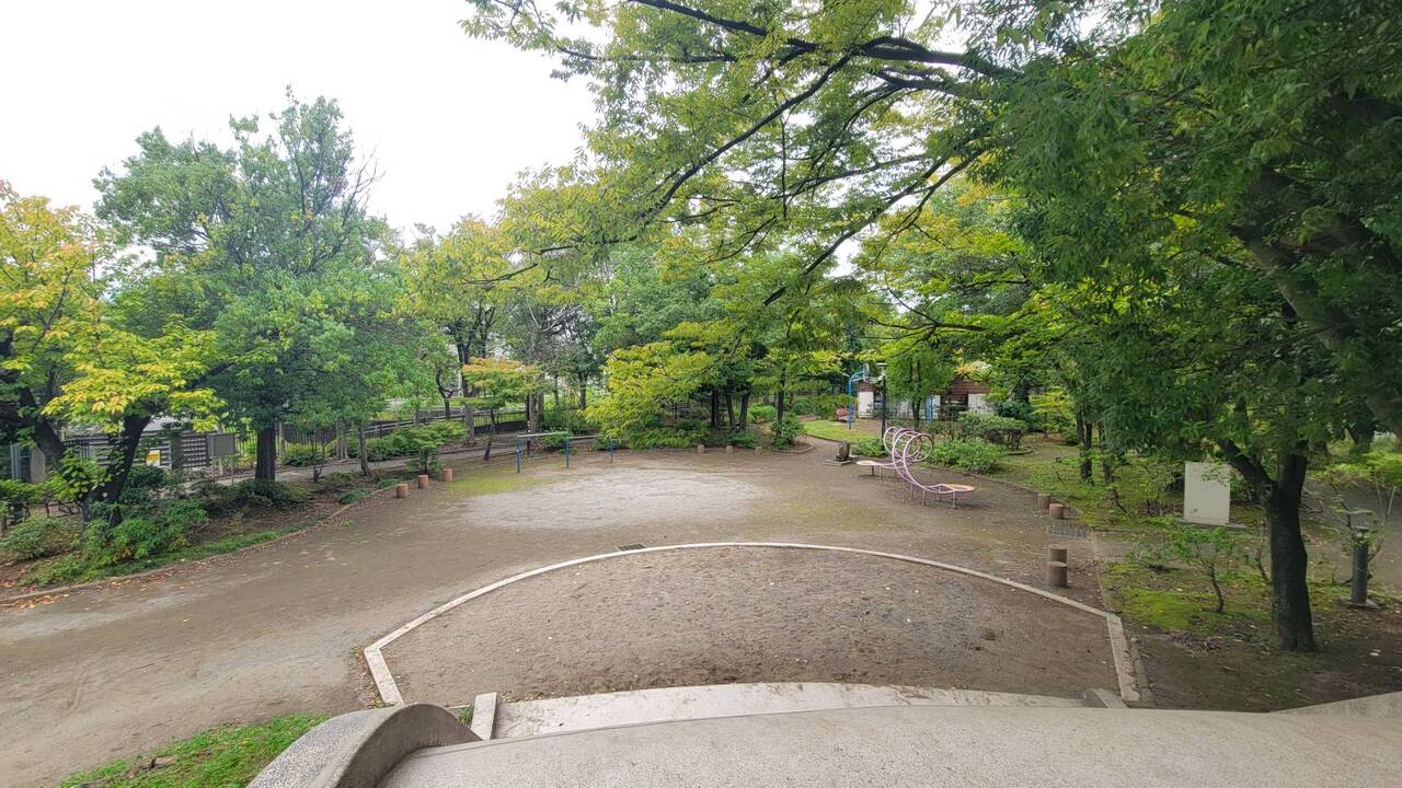 【平安公園】徒歩2分。小さなお子様と一緒に毎日でも外遊びに出かけられる距離にあります。鉄棒などの遊具が設置されています。