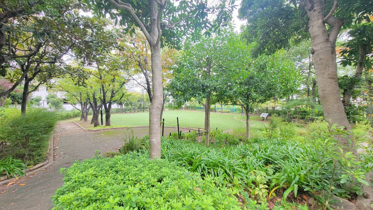 【平安公園】徒歩2分。芝生でピクニックをしたり、ペットとのお散歩や軽い運動をしに行ったりするのもおすすめです。プールもあるため、夏はご家族とプールで過ごすのも良さそうです。
