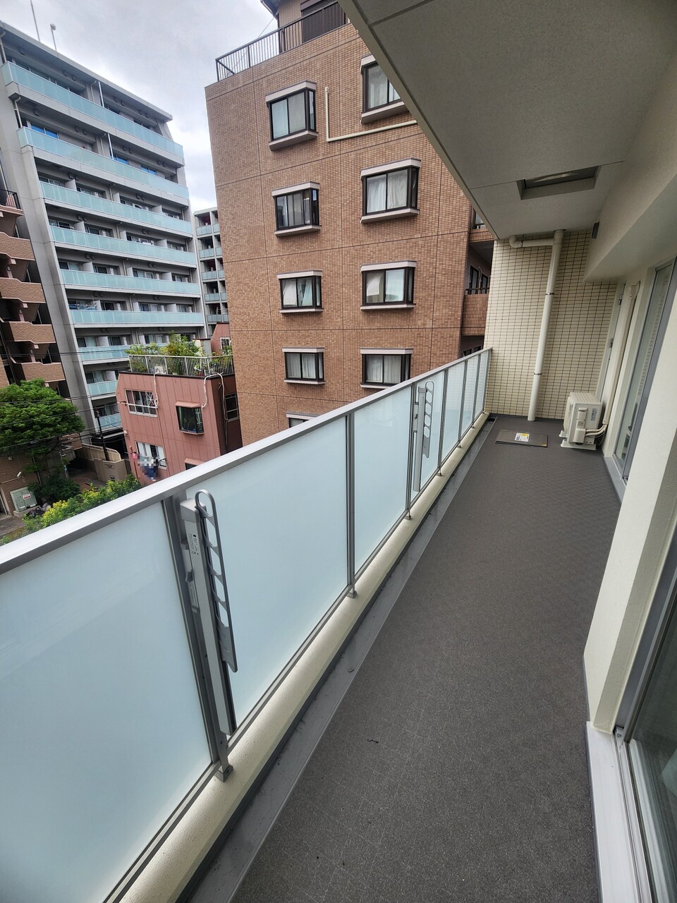 【バルコニー】LDKと約6.5帖の洋室に跨る、明るい陽光が降り注ぐバルコニー。折り畳み可能な物干し金物が設置されています。