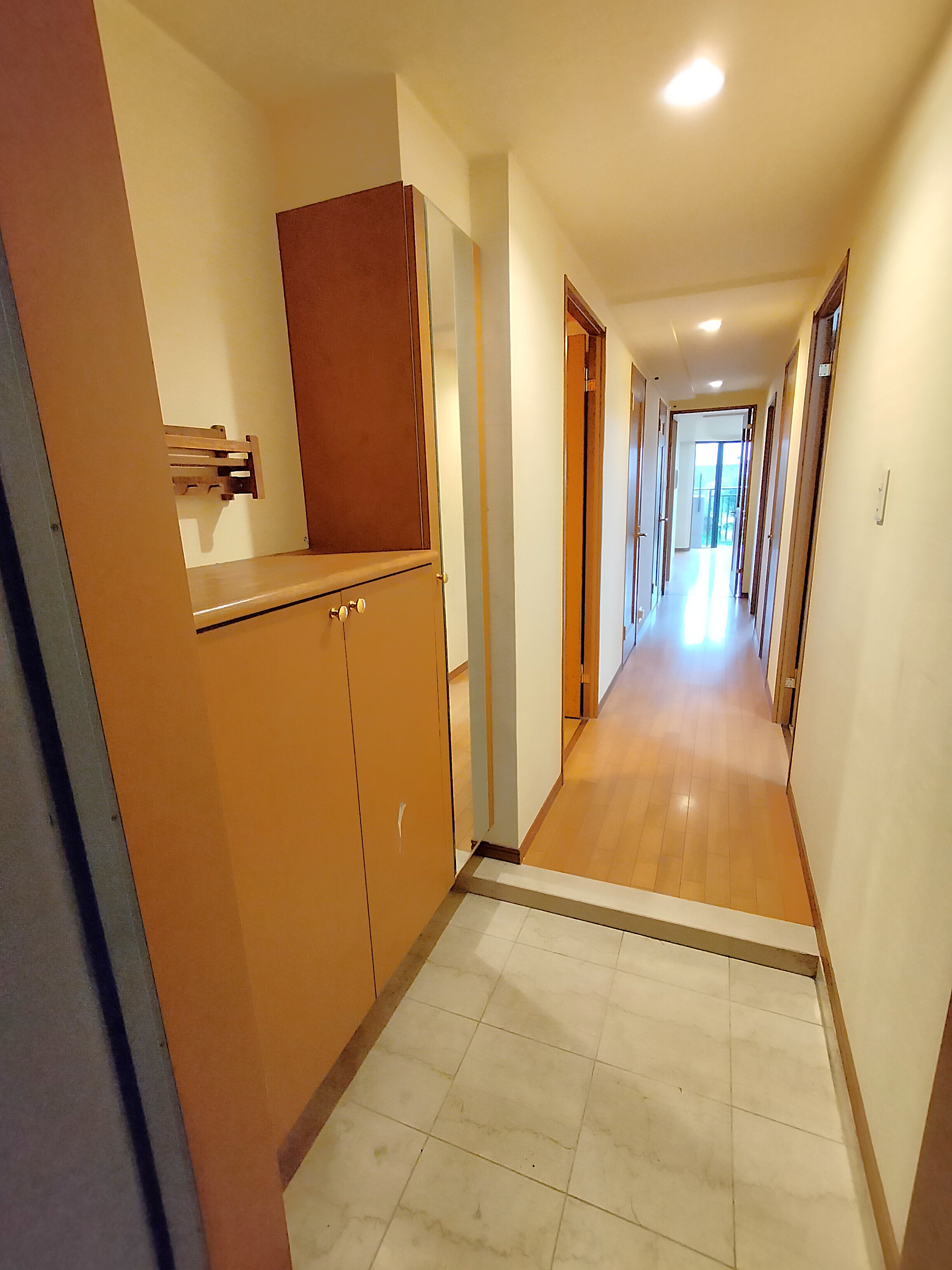 【玄関】各部屋は扉で仕切られているため、急な訪問時も部屋を見られる心配のない構造です。