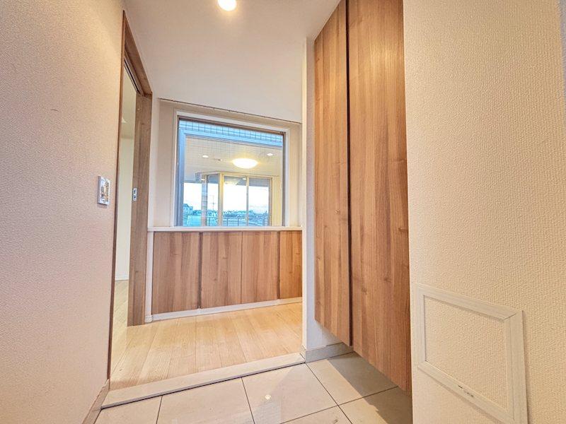 【トイレ】清潔感のあるトイレ空間。上部にはトイレットペーパーや清掃用品の保管に便利な棚を設置し・・・