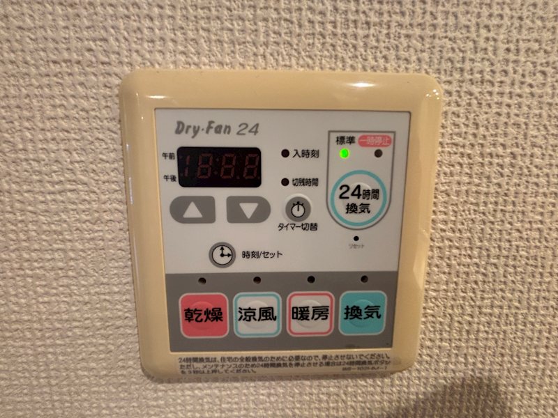 【玄関】シューズボックスを備えたすっきりとした玄関。住まいの顔として、住む人や訪れる人を心地よ・・・