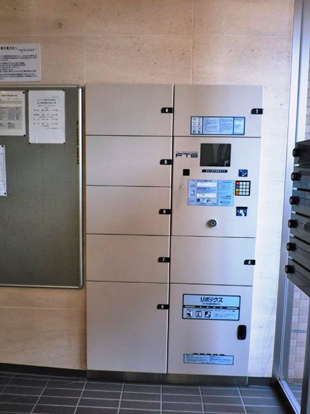 【エントランスロビー】自然光が心地よく差し込むエントランスロビー。綺麗に管理された空間で、お客・・・
