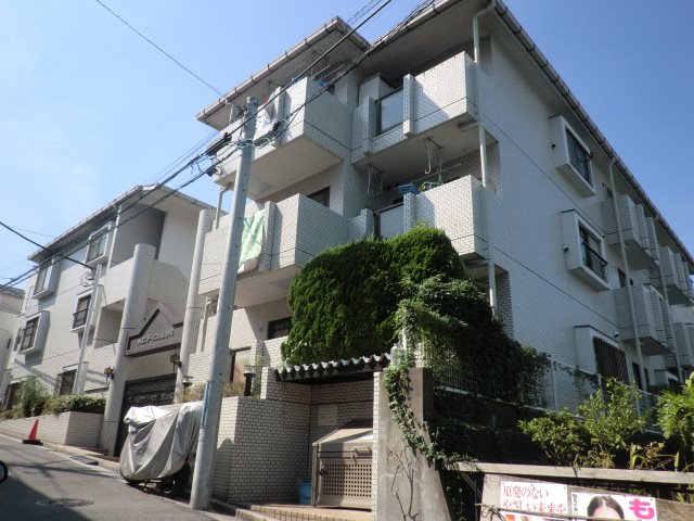 閑静で緑豊かな住宅地に立地。約21平米の広々L型バルコニー付き住戸♪