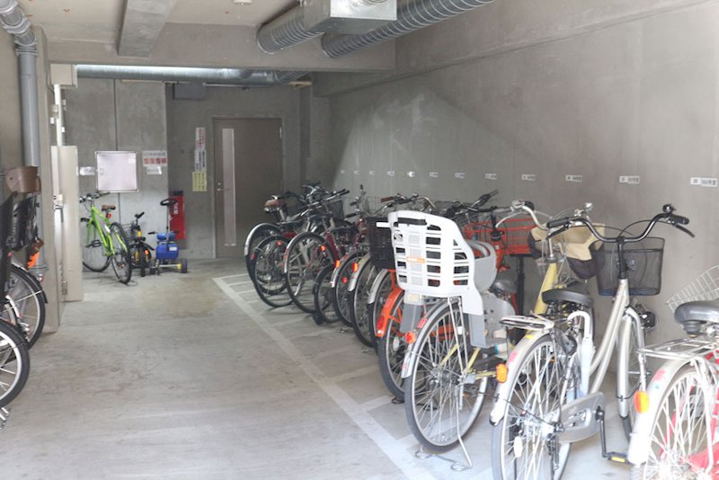 【駐輪場】雨の日でも愛車が濡れにくい屋根付きの駐輪場スペースです。※空き状況はお問い合わせくだ・・・