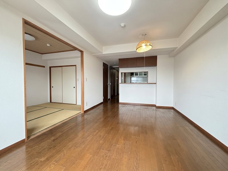 【リビングダイニング】隣接する和室の引き戸を開放すれば、より伸びやかで広々とした一連の空間とし・・・