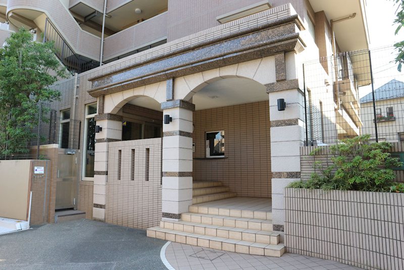 【エントランス】安心のオートロック付き、管理の行き届いた清潔感のあるアプローチ。住まう方を温か・・・