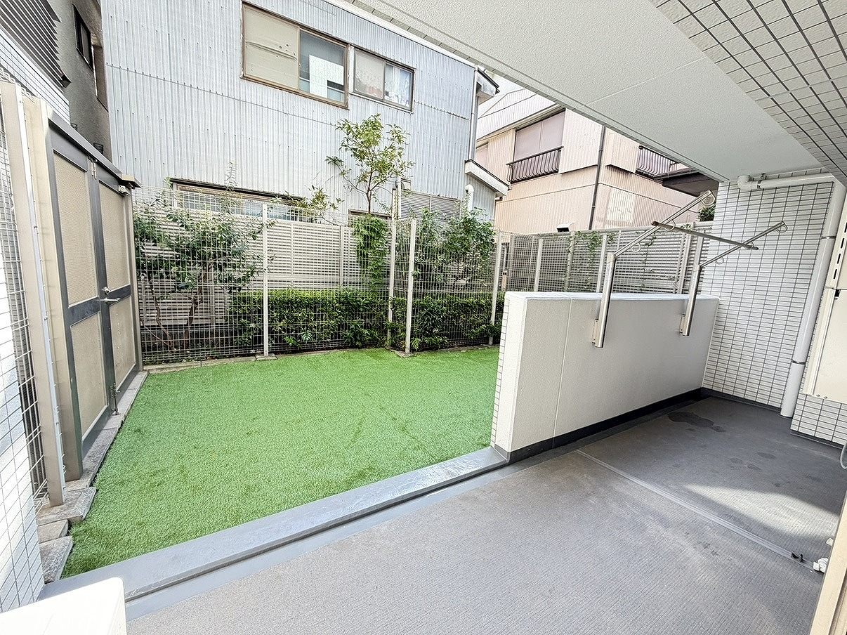 【専用庭】17.8㎡の専用庭が備わっています。椅子やテーブルを置いて、寛ぎスペースとしても利用できます。ご家族のプライベート空間として特別な思い出を作れそうです。