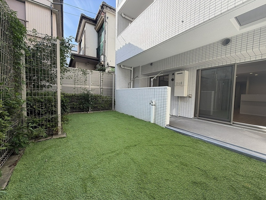 【専用庭】南向きで陽当りがよく、天気のいい日には洗濯物がすっきりと乾きそうです。使用料については、お気軽にお問い合わせください。