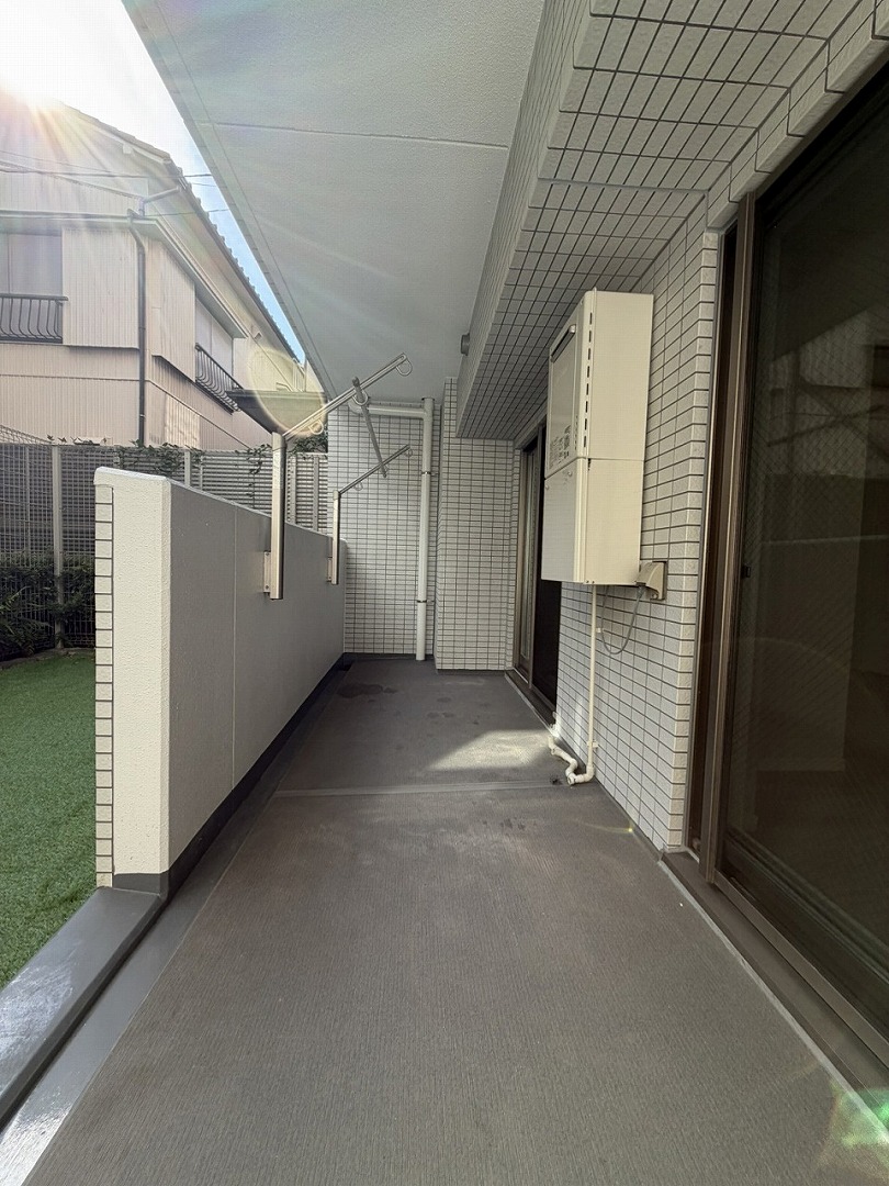 【バルコニー】南向きのバルコニーです。LDKと約6帖の洋室から出入りすることができます。物干し金物と物干し竿が備わっています。
