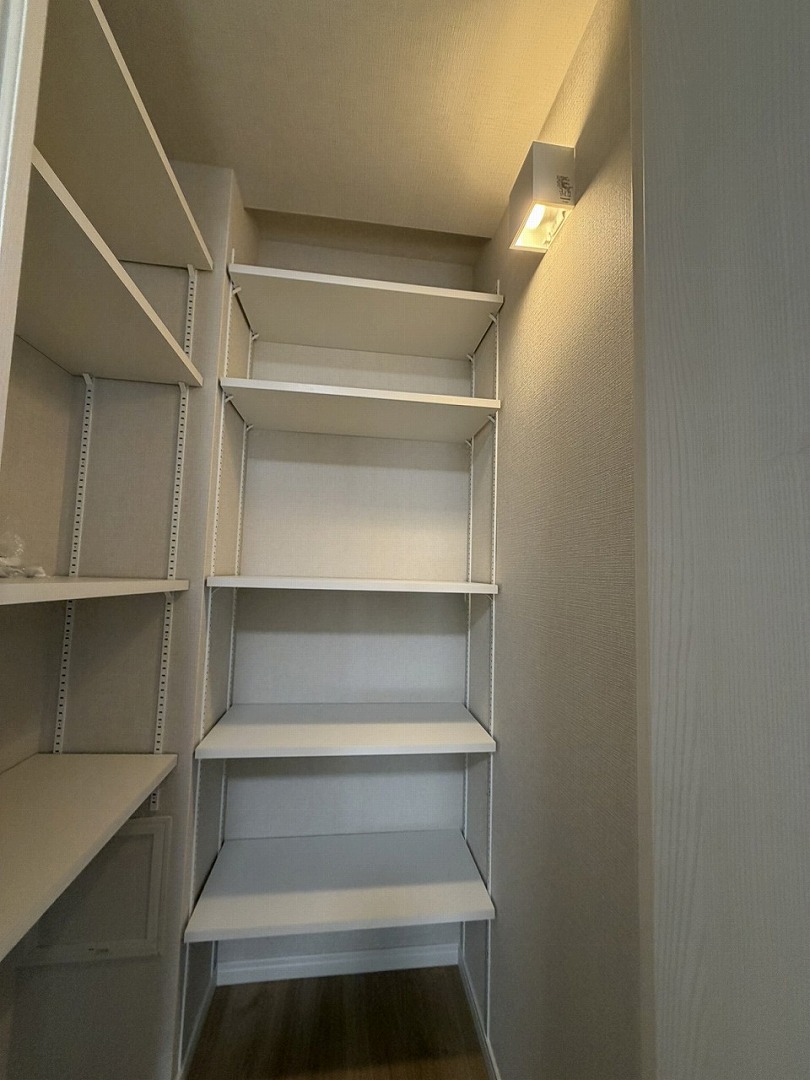 【収納】可動棚付きの収納が備わっています。キャンプ用品や季節家電などのかさばる荷物もすっきりと整理できそうです。収納家具の配置を最低限に抑えられます。