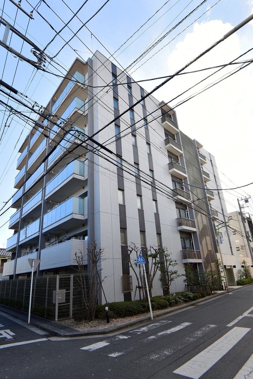 【現地外観写真】1階部分に位置する、専用庭付き・南向き「3LDK」角住戸。京浜急行本線「京急鶴見」駅まで徒歩9分の立地。2沿線以上利用可能なため、通勤・通学の幅が広がります。