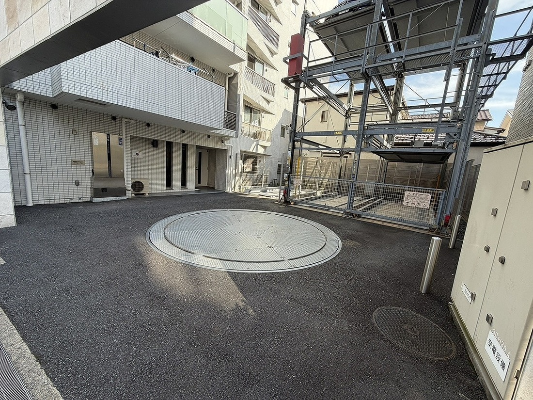 【駐車場】敷地内にあるので、通勤やお出かけの際も移動が楽にできます。駐車場の空き状況や利用料金は変動があります。お気軽にお問い合わせください。