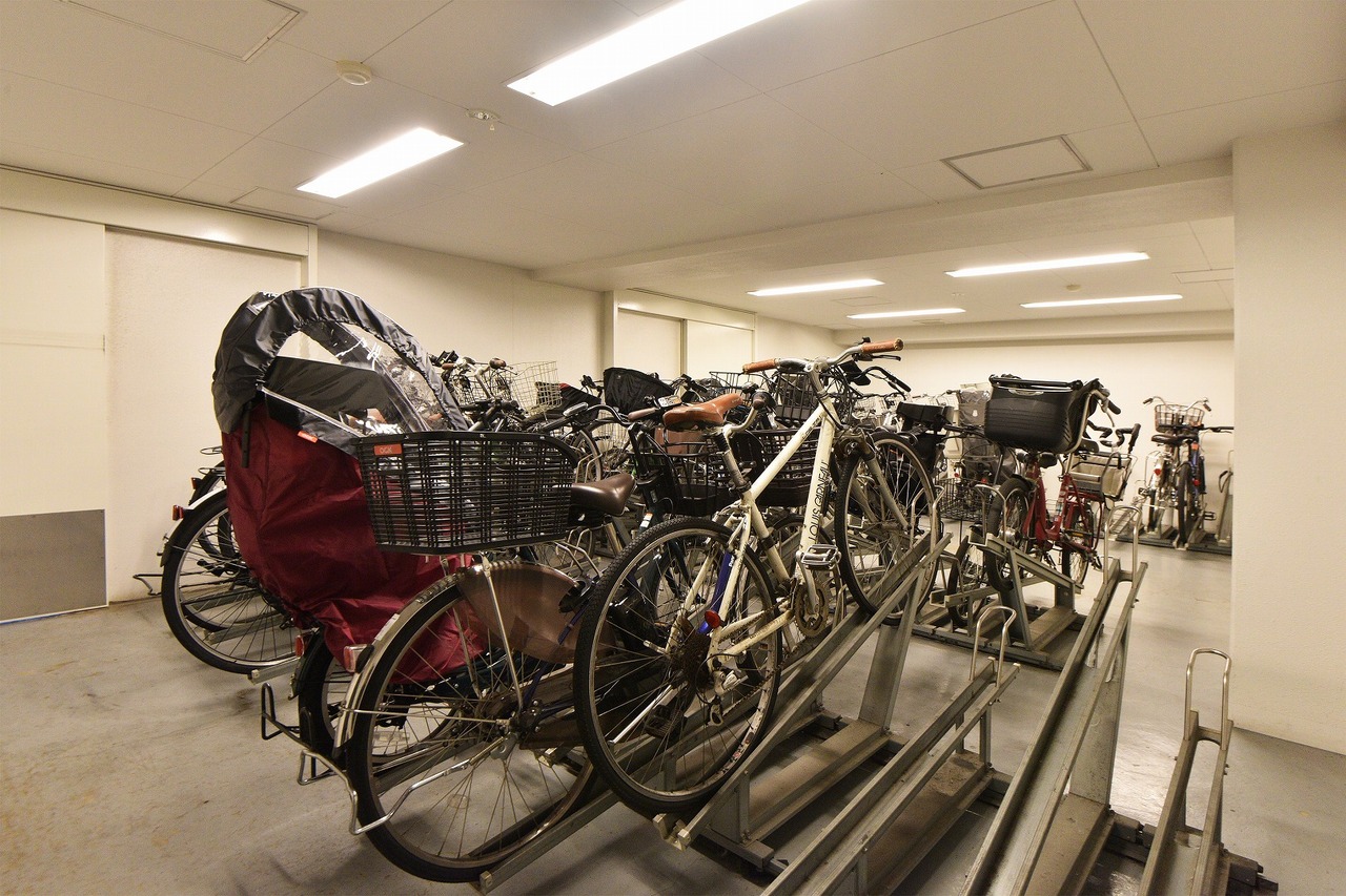 【駐輪場】雨風から自転車を守ることができる、屋根付きの駐輪場が備わっています。お天気の悪い日もスムーズに乗り降りできます。