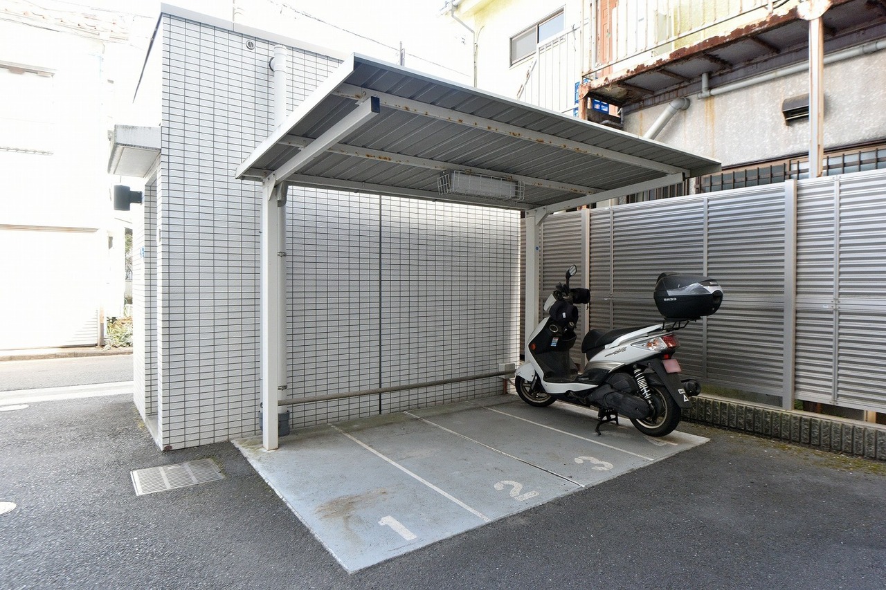 【バイク置場】敷地内には屋根付きのバイク置場が4台分設置されています。空き状況などについては、お気軽にお問い合わせください。