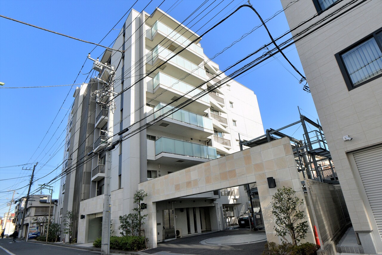 【現地外観写真】2011年2月築、RC造7階建てマンションです。オートロックや防犯カメラが搭載され、防犯面にも配慮されています。