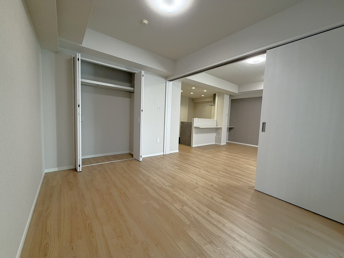 【洋室/約6帖】木目調のフローリングが映えるシンプルな内装で、お好みのお部屋づくりを楽しめそうです。クローゼットが備わっています。
