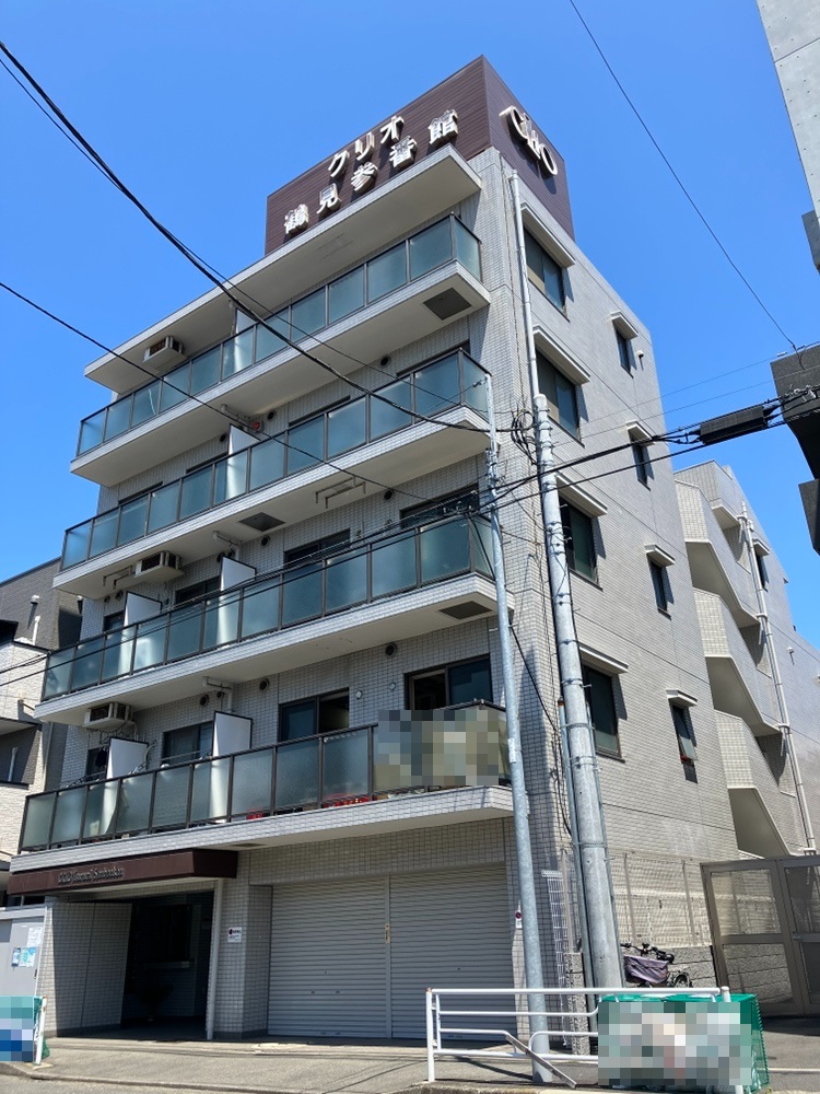【現地外観】京浜急行電鉄本線「鶴見市場」駅まで徒歩9分。横浜・品川方面へスムーズにアクセス可能。現在賃貸中のオーナーチェンジ物件です。