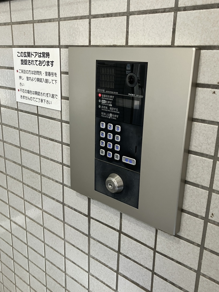 【共用部/オートロック】TVモニター付きオートロックが採用されています。訪問者を事前にモニターで確認してから、対応ができて安心です。セキュリティ面に配慮されたマンションです。