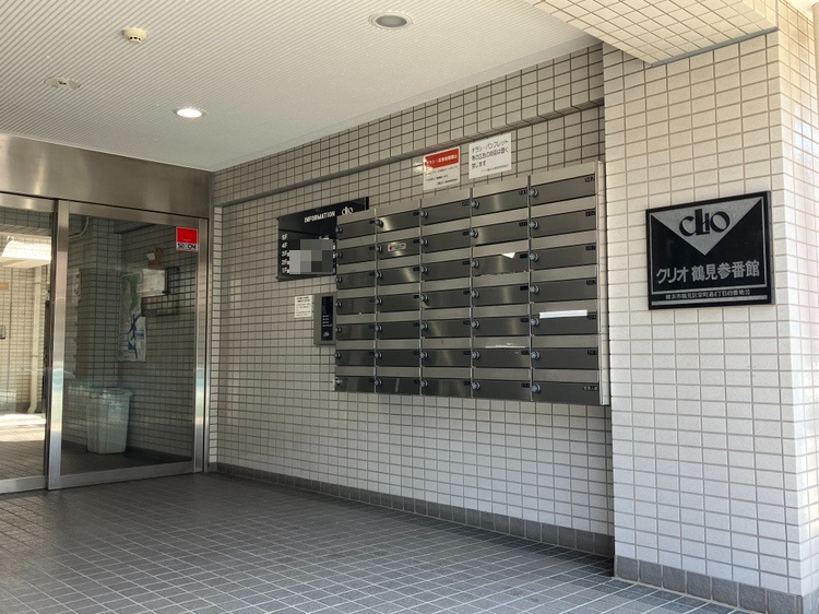 【共用部/エントランス】「ファミリーマートかさいゴム通り店」まで徒歩3分、「いなげや川崎京町店」まで徒歩7分。買い物施設が身近に複数揃う、生活に便利な住環境です。