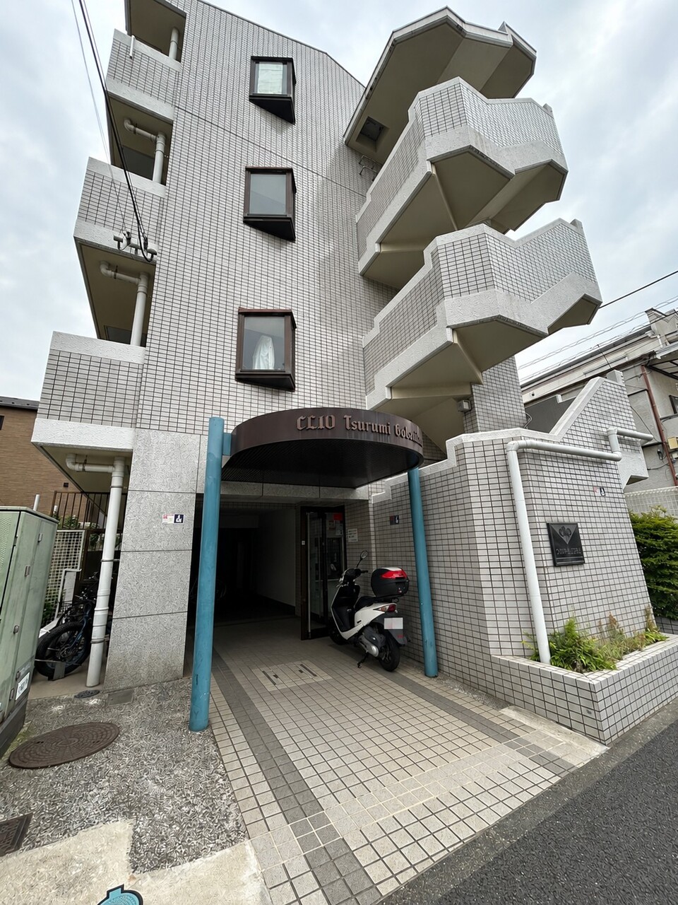 【現地外観写真】JR鶴見線「浅野」駅まで徒歩11分、京急本線「京急鶴見」駅まで徒歩19分。2路線が利用可能で、通勤・通学にも便利な立地です。
