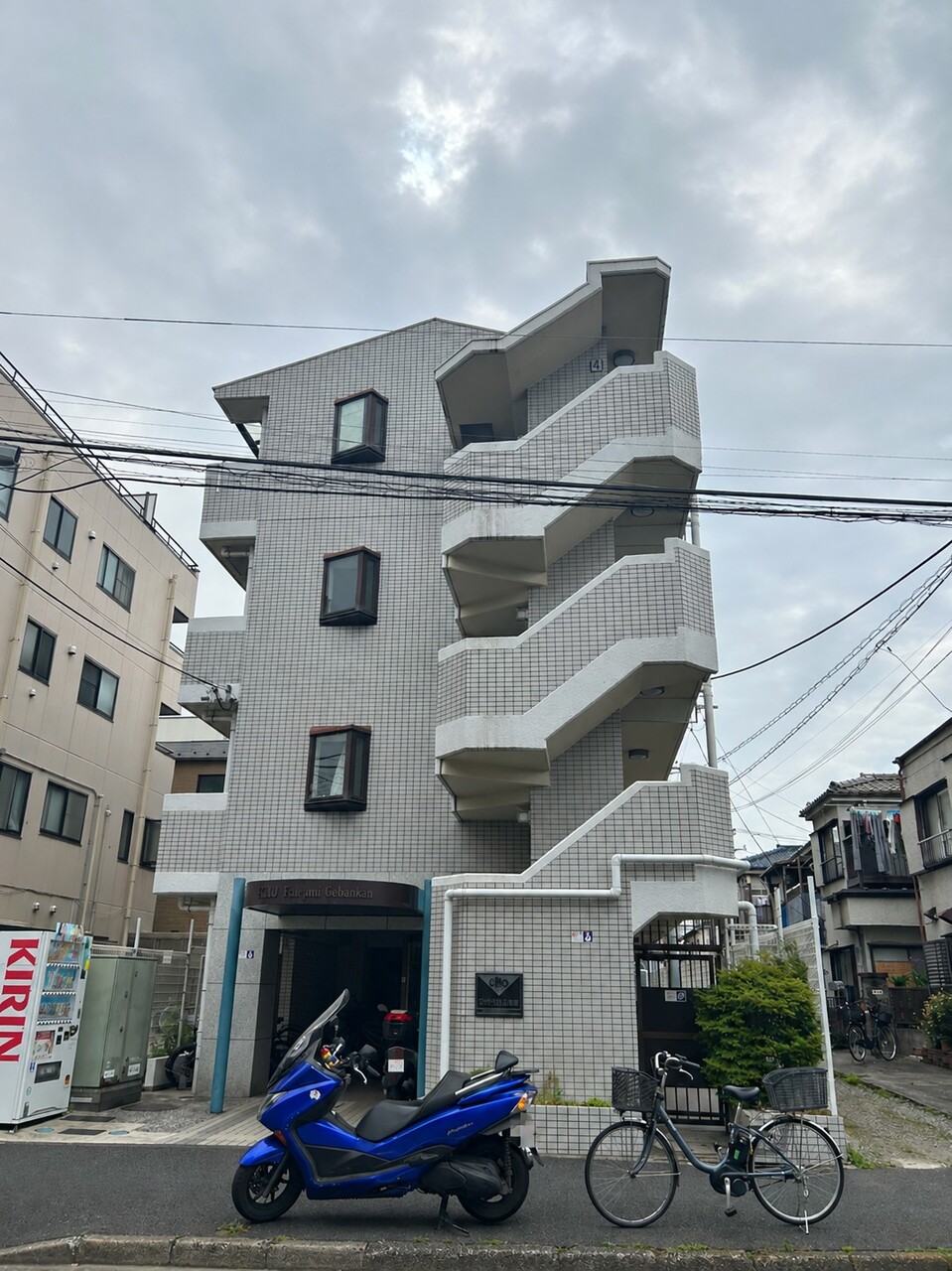 【現地外観写真】鉄筋コンクリート造4階建て、総戸数29戸のマンション。近隣商業地域内にあり、日々の暮らしの利便性を重視して住まいをお探し中の方にもおすすめです。