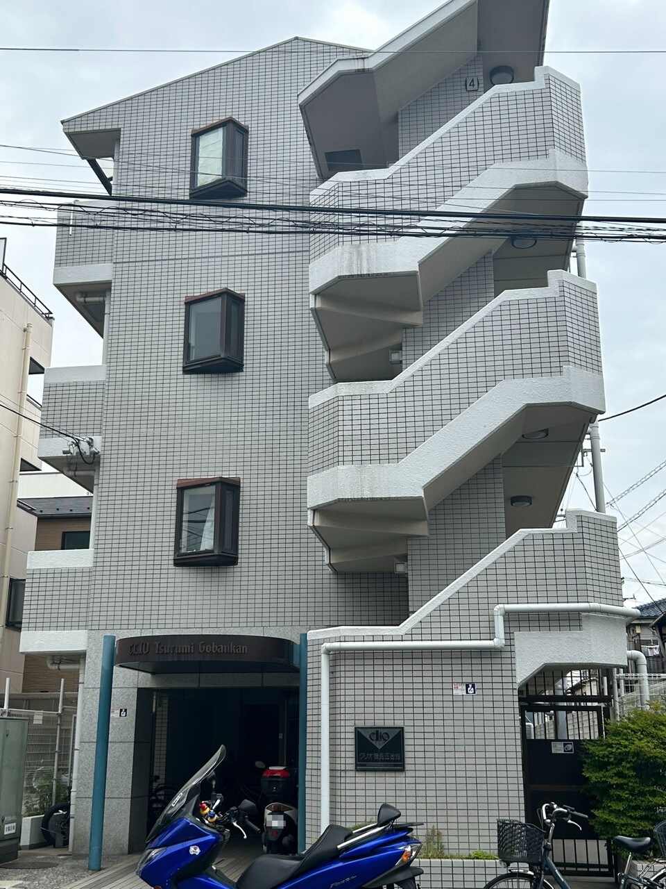 【現地外観写真】防犯カメラや防犯警報付きインターホンなどが備わっており、セキュリティ面にも配慮されたマンションです。その他設備などの詳細は、お気軽にお問合せください。