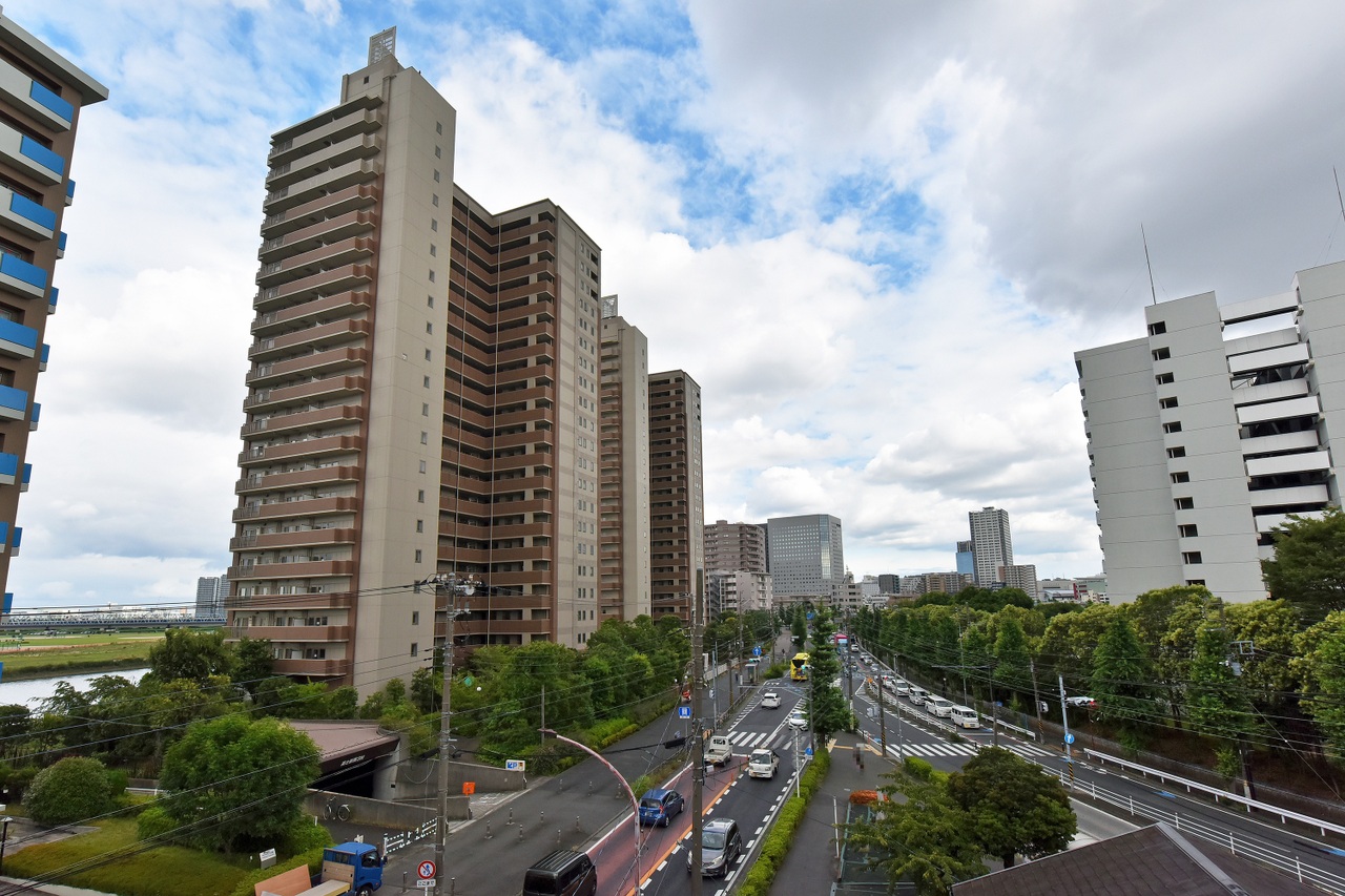 【住戸からの眺望写真】南東角住戸につき陽当たり良好です。晴れた日には気持ちのいい青空を見渡すことができます。※眺望は将来にわたって保証するものではありません。