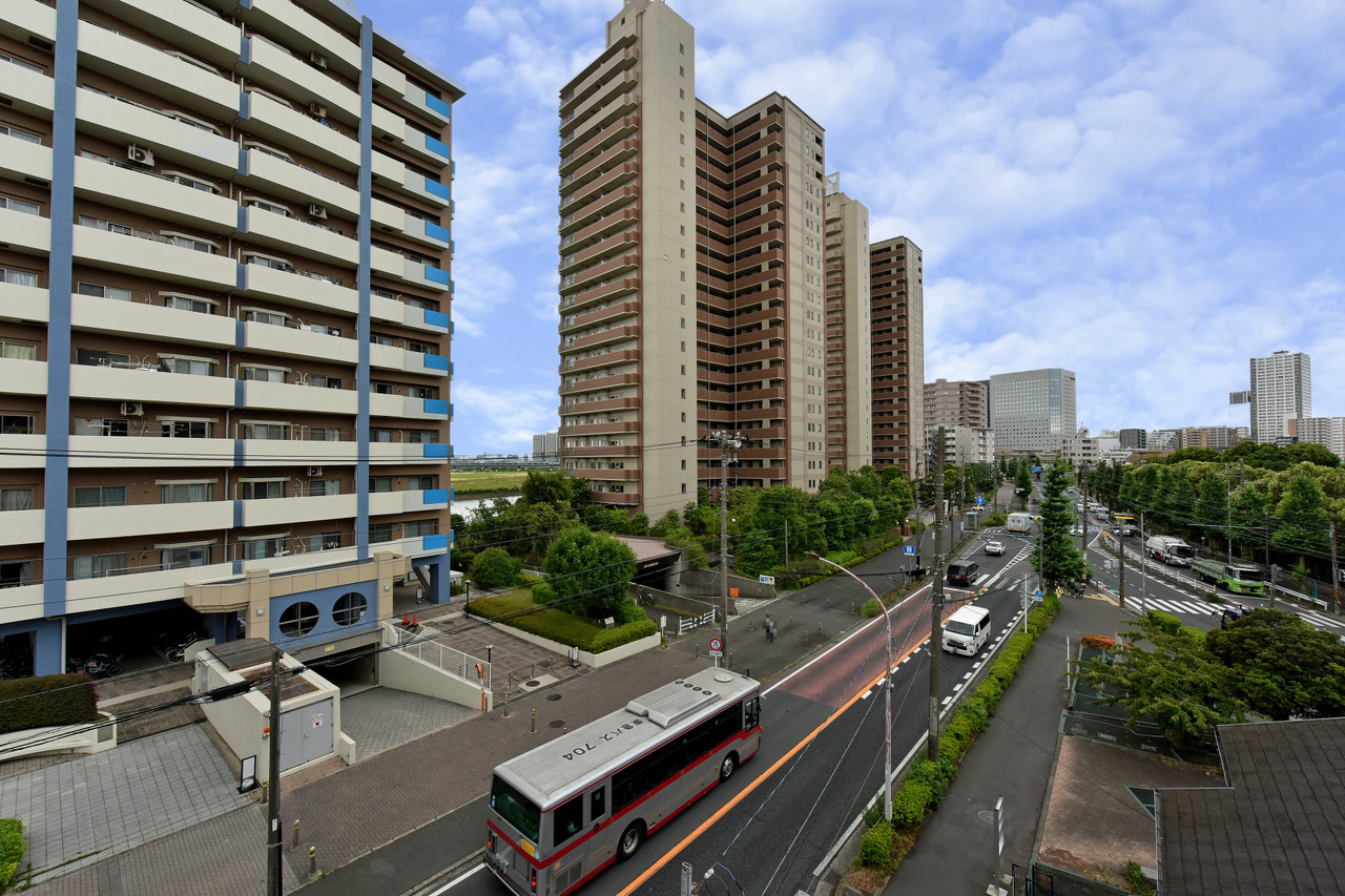 【住戸からの眺望写真】家事や仕事の合間に景色を眺めてリラックスできそうです。※眺望は将来にわたって保証するものではありません。