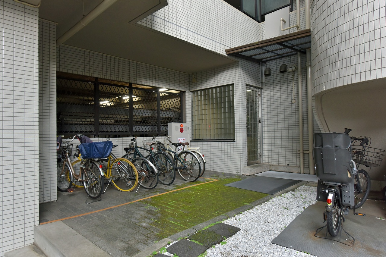 【駐輪場】一部、屋根付きの駐輪場がございます。駐輪場の空き状況や利用料金は変動があります。お気軽にお問い合わせください。