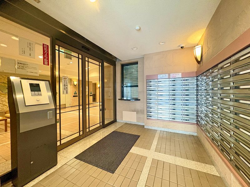 ＜エントランス・オートロック＞お部屋から来訪者を確認できるモニター付きインターホン完備