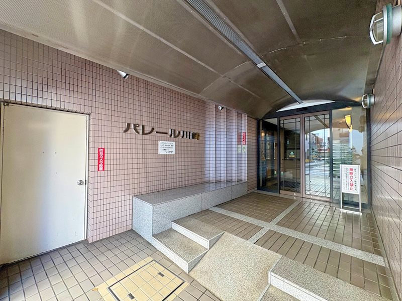 ＜エントランス＞　JR線「川崎」駅徒歩8分、京急線「京急川崎」駅徒歩7分。住宅・行政・商業一体型マ・・・