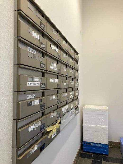 【集合ポスト】投函口と取り出し口が分かれているため、プライバシーを確保しやすく、防犯面にも配慮されています。屋内なので、雨に濡れず郵便物を取りに行けます。
