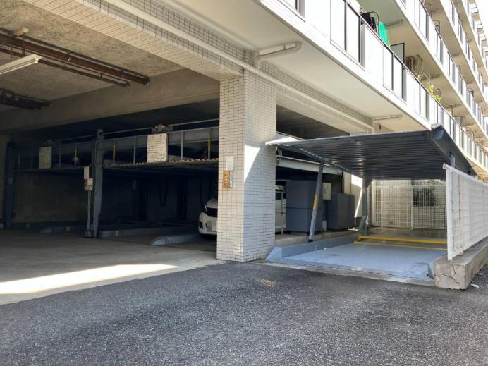 【駐車場】マンション敷地内に設けられた駐車場の様子。防犯面に配慮された機械式です。空き状況は変動しますので、随時お問い合わせください。