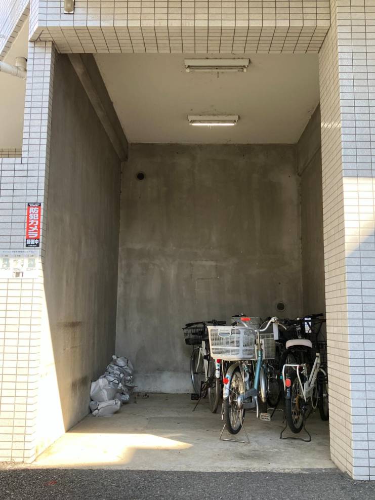 【駐輪場】屋内型の駐輪場の様子です。段差が少なく、出し入れがスムーズに行えます。敷地内に設けられているため、毎日のお買い物や通勤時に自転車を利用しやすいです。